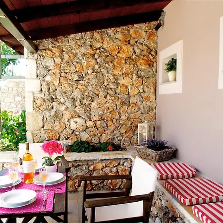 Domenica Apts I